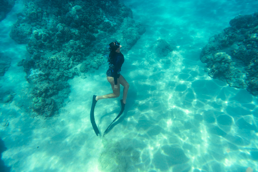 woman-freediving-with-flippers-underwater